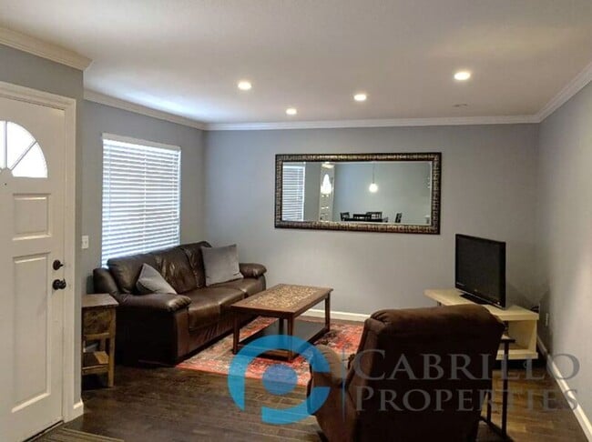 Building Photo - 2828 Famosa Blvd Unit #102