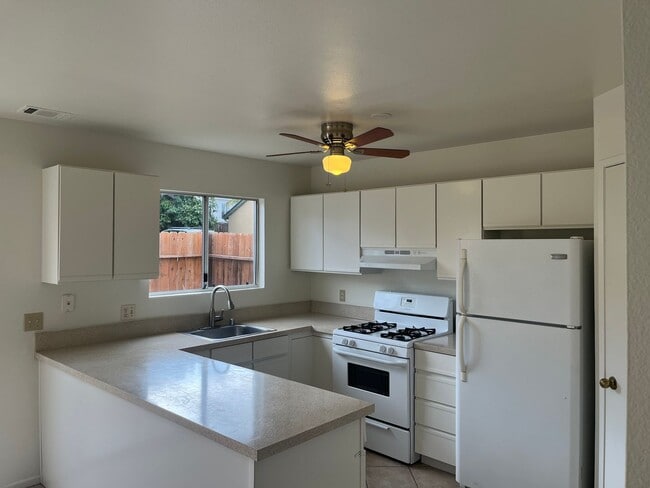 Building Photo - 1047 Golden Rd Unit C