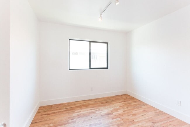 Building Photo - 252 S Ave 18 Unit 02