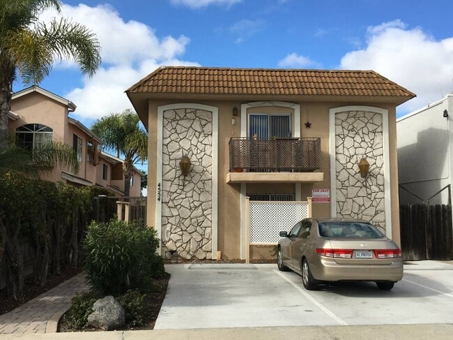 Front of Building - 4554 Campus Ave Unit 7