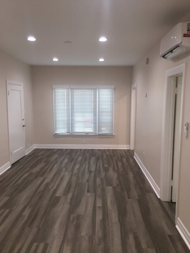 Living Room - 120 Franklin Ct Unit 1
