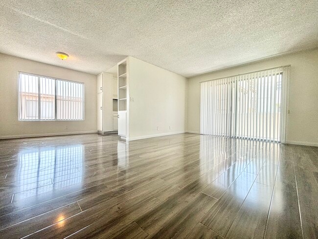 Photo - 319 S Clark Dr Apartment Unit 102