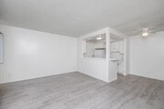 1BR, 1BA - 650SF - Living Room - 401 S Ardmore Ave