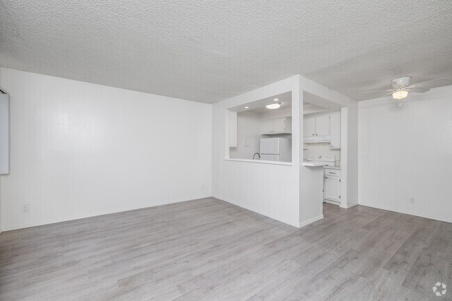 1BR, 1BA - 650SF - Living Room - 401 S Ardmore Ave
