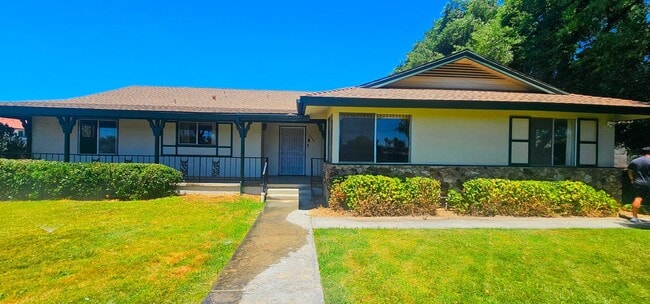 Building Photo - 5 bed 2.5 bath Single Story With 3 CAR Gar...