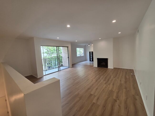 Building Photo - 621 Strand St Unit 4 Rental