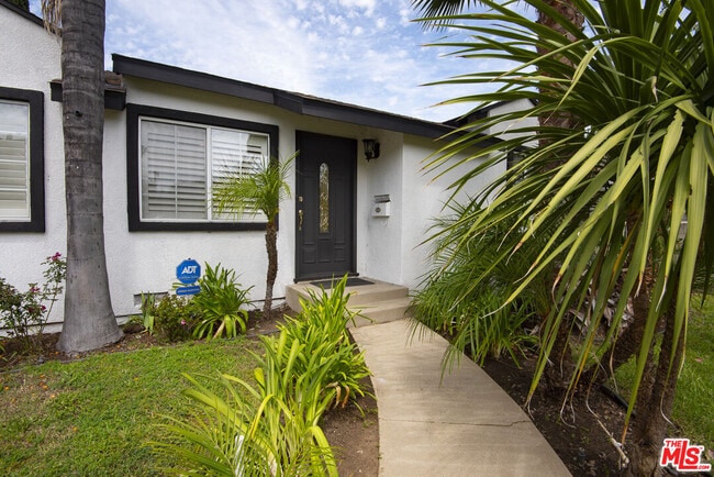 Photo - 14843 Morrison St