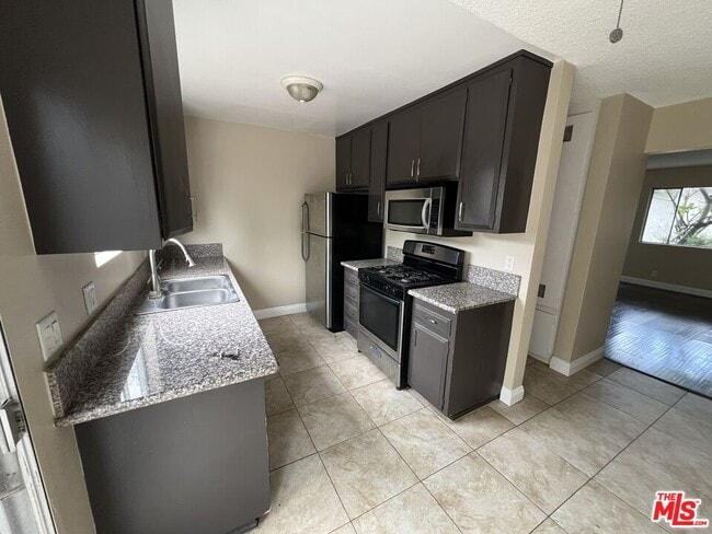 Photo - 6233 N Clybourn Ave