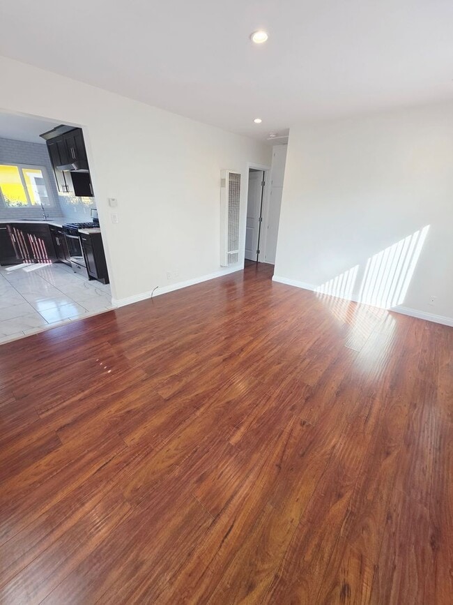 Building Photo - 449 W Harvard St