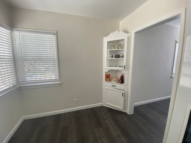 Breakfast area - 1763 N Alexandria Ave Unit 1763