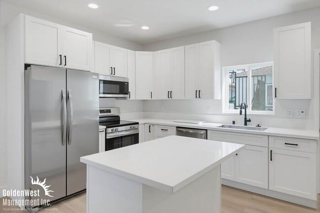 Building Photo - Beautifully Updated 1Bdm 1Ba Apartment with Private Rooftop Deck & Stunning Views! Unit 2