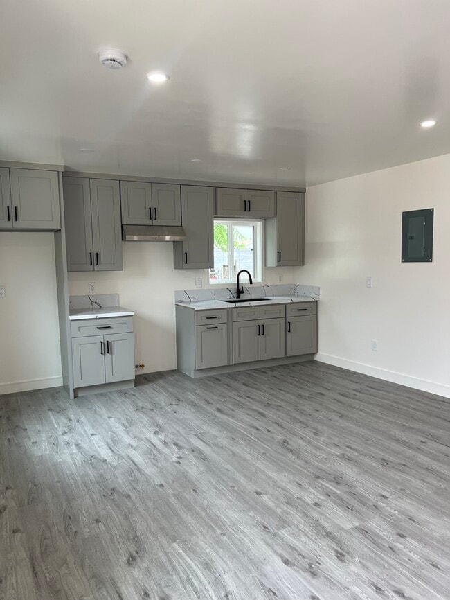 Newly Renovated 1-Bedroom, 1-Bathroom Apar... - Newly Renovated 1-Bedroom, 1-Bathroom Apar... House