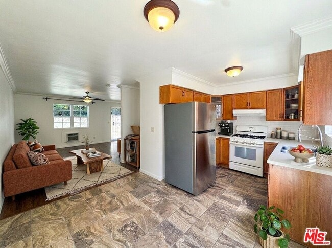 Building Photo - 750 Hyperion Ave Unit 2