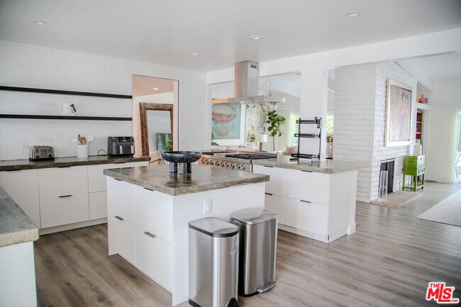 Photo - 24125 Bessemer St