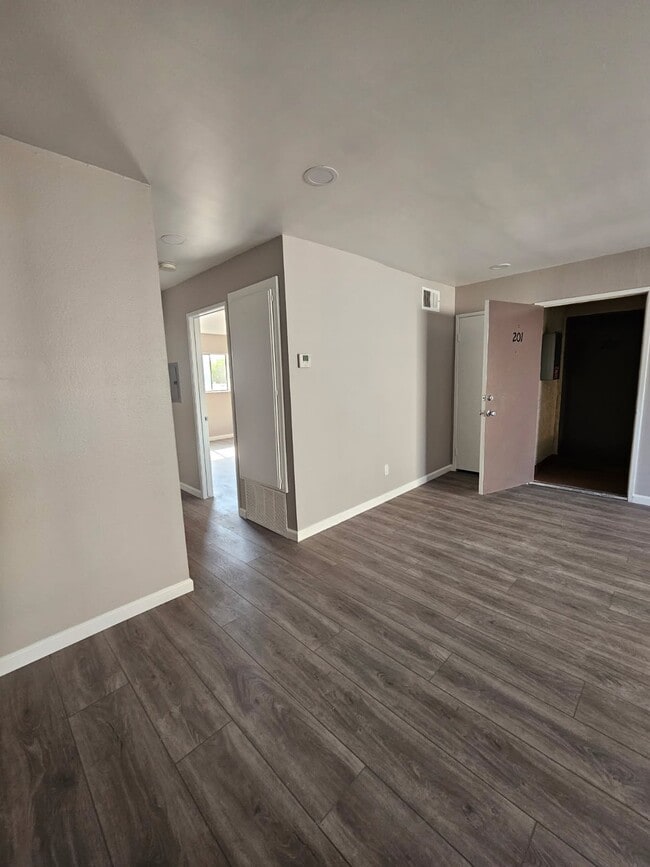 Building Photo - 18650 Hatteras St Unit 201
