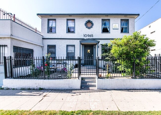Building Photo - 10965 S Figueroa St Unit 6
