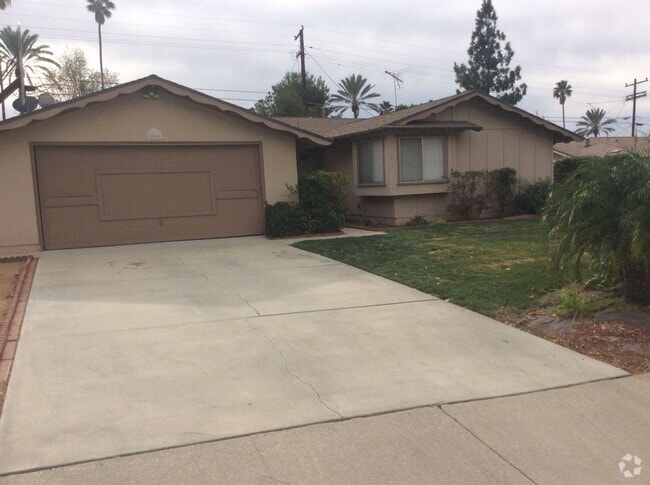 Building Photo - 4 Bedroom 1.75 Bathroom in Riverside Rental