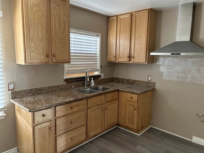 Photo - 2 bed/1 bath Home - Ready to Rent! - Fenced back yard, Gardner included!