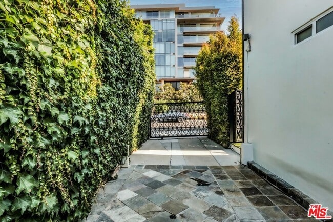 Photo - 8907 Rosewood Ave