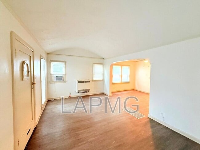 Photo - 614-614 N Poinsettia Pl