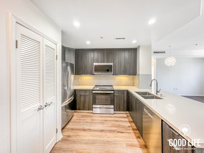Building Photo - Luminous 3BD/2BA Corner Unit 217