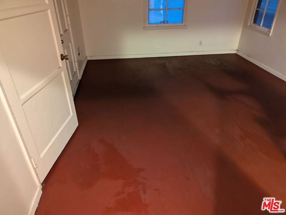 Photo - 8472 Main St