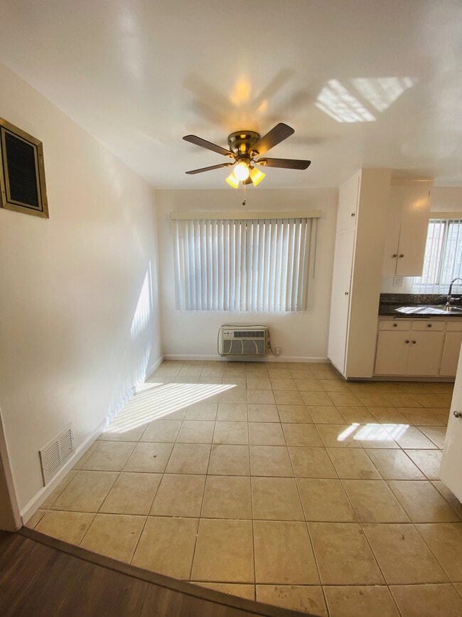 UNIT #4 DINE-IN KITCHEN - 10851 Moorpark St Unit 4