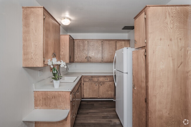 1BR, 1BA - 626SF - Kitchen - Crestwood Apartments