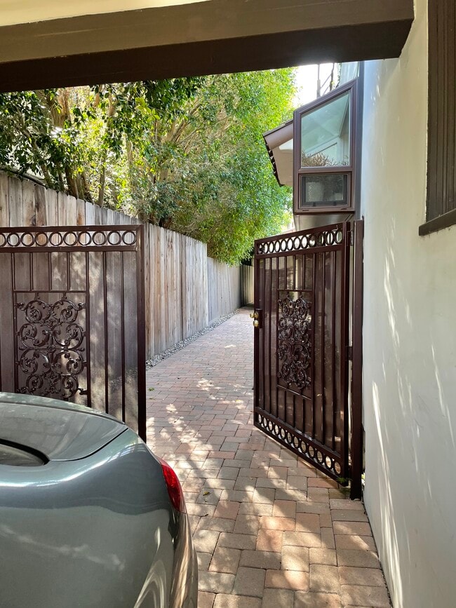 Photo - 153 S La Peer Dr Unit Charming Guesthouse