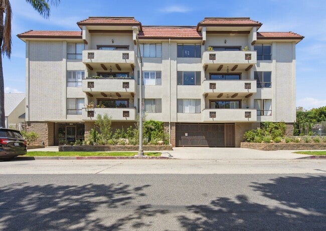 Building Photo - Prime L.A. Location Steps from Beverly Hills | 2 BR / 2.5 BA Home-Like Condo