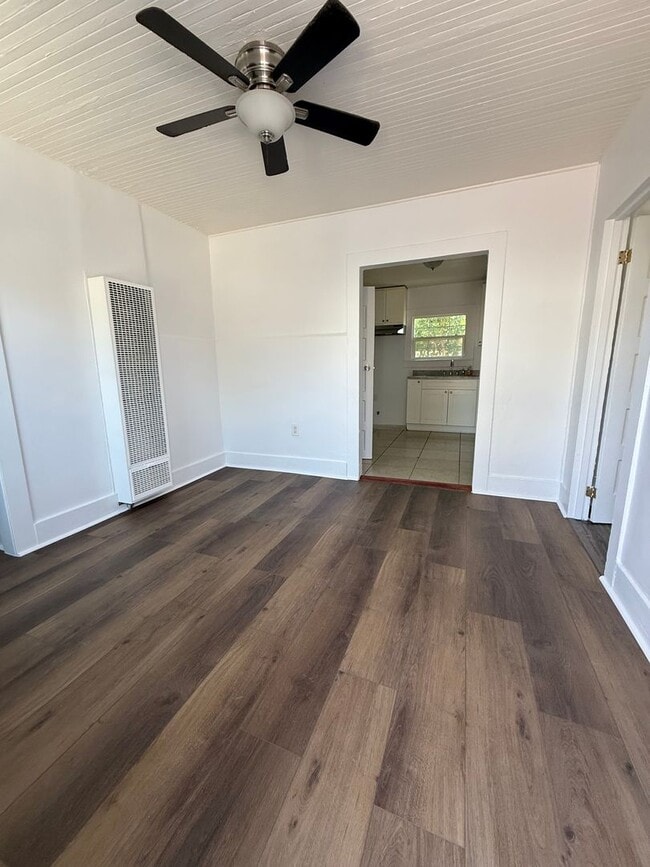 Building Photo - 7400 Roseberry Ave Unit 7402 1/2