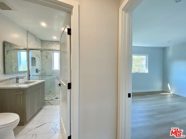 Building Photo - 3207 W 3rd St Unit 1 Rental