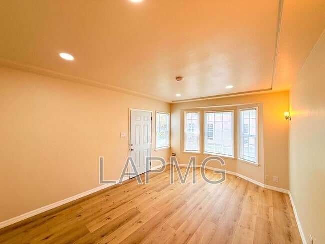 Building Photo - 1535 S Fairfax Ave
