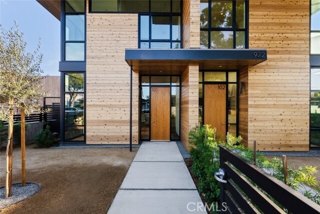 Building Photo - 922 W Clark Ave