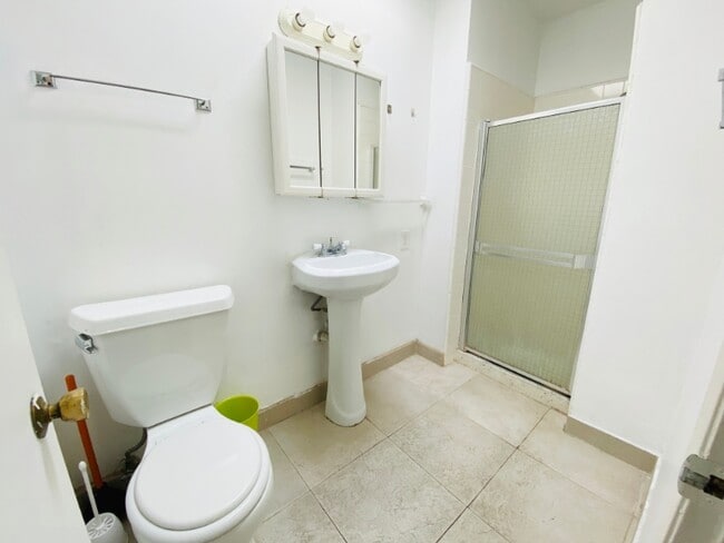 Photo - 2300 Oak St Unit 5