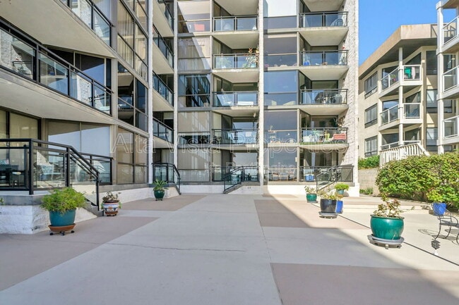 Building Photo - 3916 Riviera Dr Unit 204