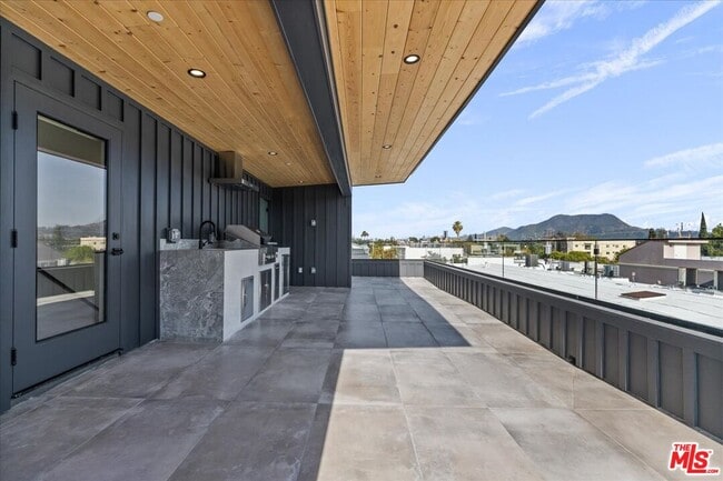 Building Photo - 4825 Satsuma Ave Unit 2