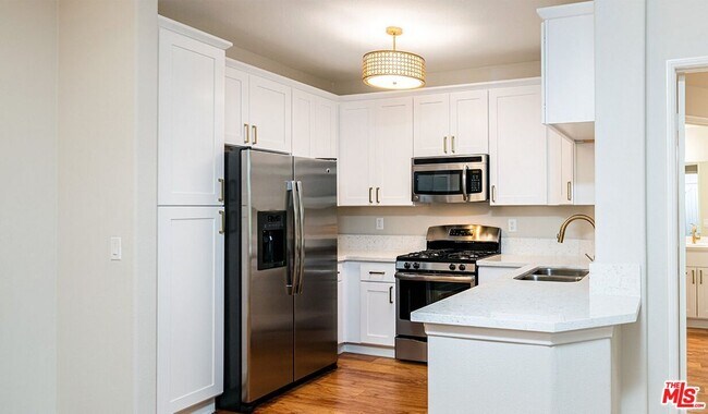 Building Photo - 348 Hauser Blvd Unit 2-129