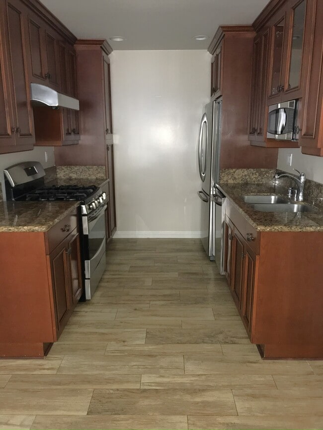 Kitchen - 817 18th St Unit 3