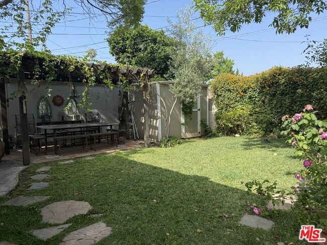 Photo - 923 Alma St
