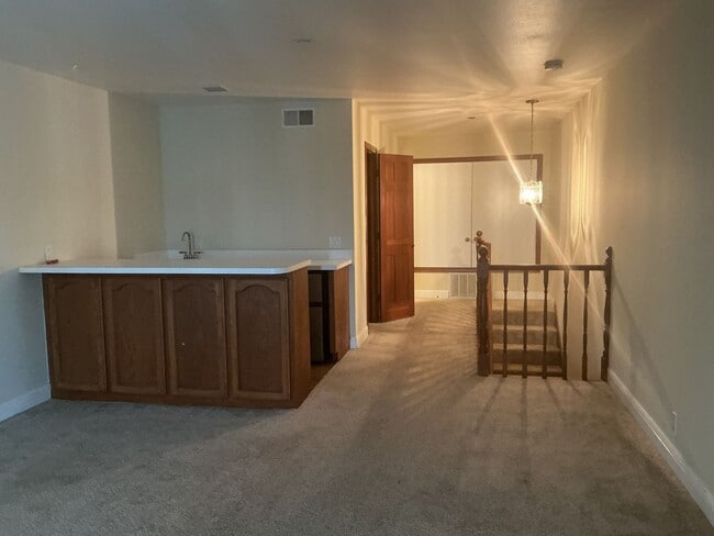 Building Photo - Los Caballeros #004 Unit 4B