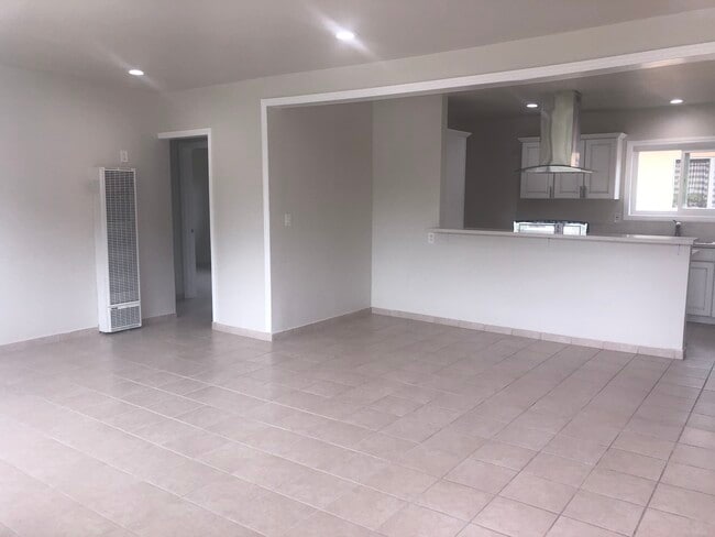 Living room/dining - 5461 Kingsley St Unit D