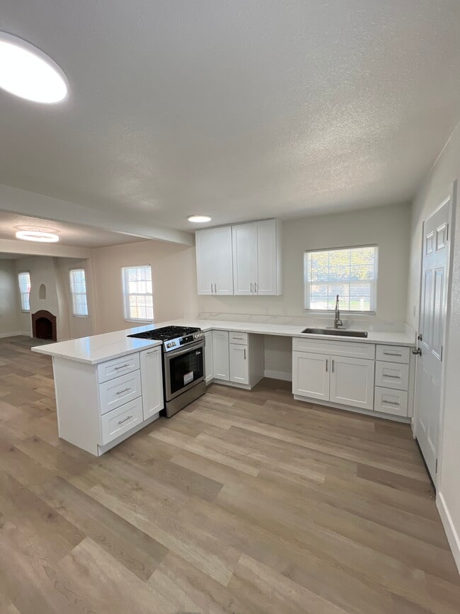 Photo - 1005 W 9th St