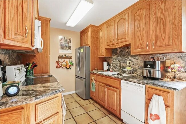 Photo - 1000 W MacArthur Blvd