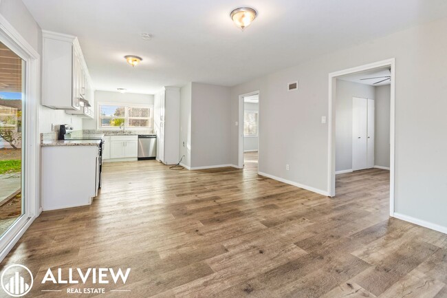 Rare Newly Renovated 5 Bath/2 Bath Availab... - Rare Newly Renovated 5 Bath/2 Bath Availab... House
