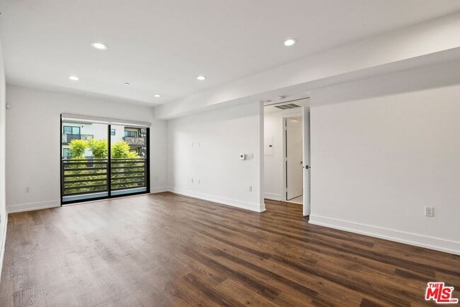 Photo - 807 N Hudson Ave Unit 202