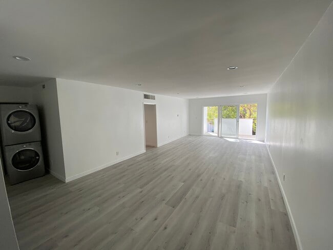 Building Photo - 1330 N Sweetzer Ave Unit 204 Rental