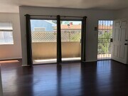 Bright upper level unit - 1418 Stanford St Unit 4