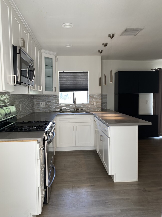 Photo - 1801 W Victory Blvd