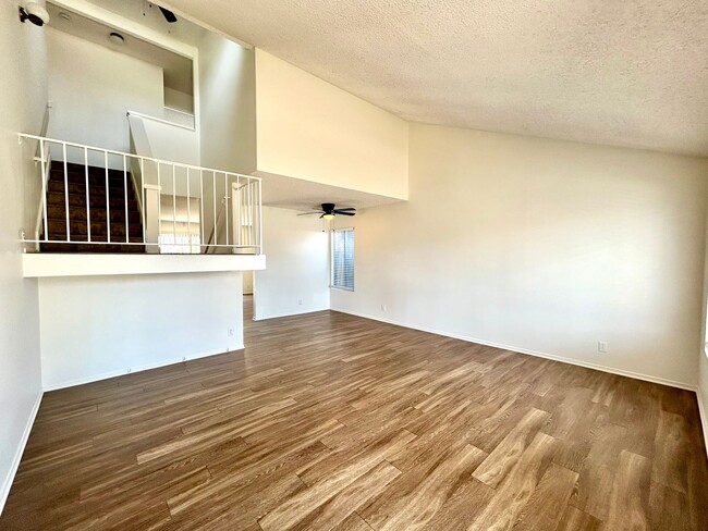 Building Photo - 5 Bed, 2 Bath in Otay Mesa!
